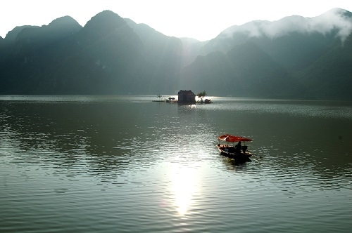 Chèo thuyền vãn cảnh hồ Đồng Thái