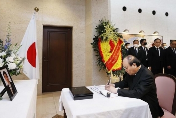 Lãnh đạo Việt Nam đến ghi sổ tang tưởng niệm cựu Thủ tướng Nhật Bản Abe Shinzo