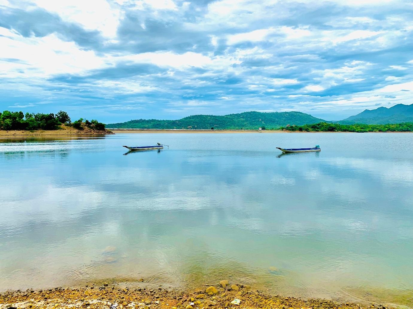 Khám phá vẻ đẹp Hồ Lanh Ra