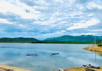 Khám phá vẻ đẹp hồ Lanh Ra