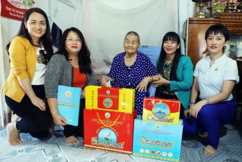 Công ty Yến sào Khánh Hòa thăm, tặng quà hai mẹ Việt Nam anh hùng