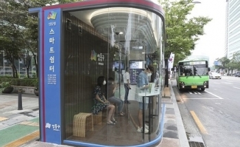 Nhà chờ xe buýt thông minh chống lây nhiễm COVID-19