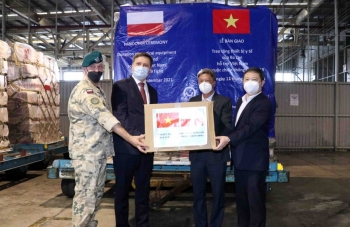 Việt Nam tiếp nhận lô thiết bị y tế trị giá gần 4 triệu USD do Chính phủ Ba Lan trao tặng