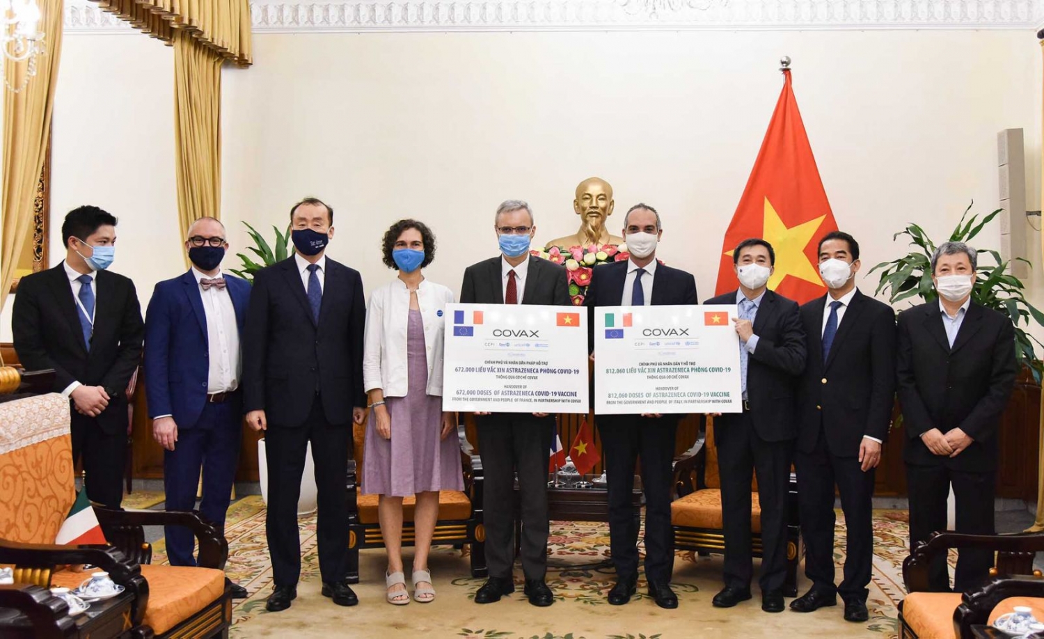 Việt Nam tiếp nhận 1,5 triệu liều vắc-xin phòng Covid-19 do Pháp và Italia trao tặng