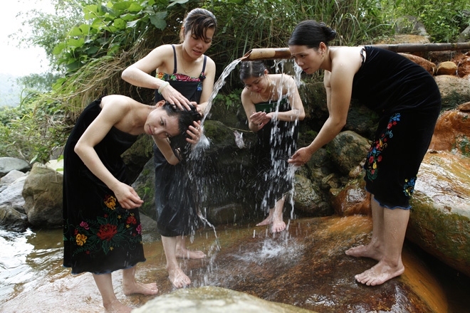 Trải nghiệm tắm suối nước nóng ở Phong Dụ Thượng