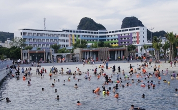 Thành phố Hạ Long cho phép mở lại bãi tắm công cộng