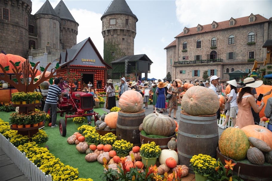 happy halloween du khach mien trung tay nguyen tiep tuc huong muc gia uu dai toi hon 60 khi toi ba na hills