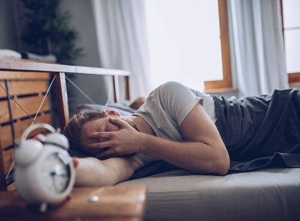 Ngủ quá nhiều sau tuổi 50 gây hại ra sao?