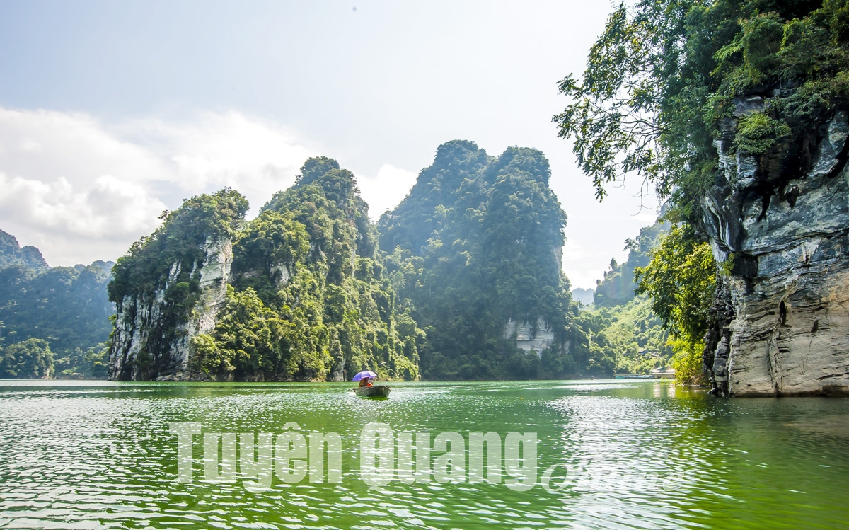 Vẻ đẹp nên thơ của hồ sinh thái Lâm Bình