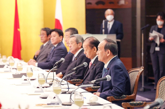 Thủ tướng Phạm Minh Chính gặp cựu Thủ tướng Nhật Bản Suga Yoshihide và Chủ tịch Liên minh Nghị sỹ Hữu nghị Nhật - Việt Nikai Toshihiro