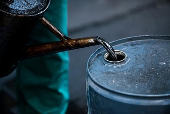 Giá dầu thô tiếp tục giảm do chưa có nhiều thông tin tích cực
