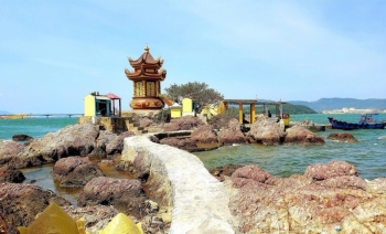 Tháp Thầy Bói - Điểm du lịch tâm linh nổi tiếng trên đầm Thị Nại