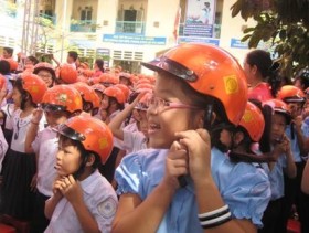 Tặng gần 3.000 mũ bảo hiểm cho học sinh tiểu học