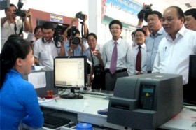 Phó Thủ tướng Nguyễn Xuân Phúc kiểm tra công tác bán vé tàu Tết tại ga Sài Gòn