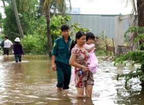 TP.HCM: Vỡ bờ bao, hàng chục nhà dân chìm trong biển nước