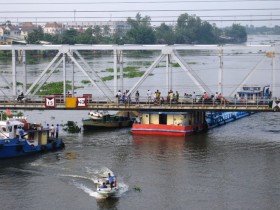 TP HCM: Tàu hỏa bị chậm do tàu chở dầu mắc kẹt ở cầu Bình Lợi
