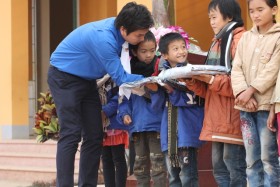 Tuổi trẻ PVC mang áo ấm đến với người nghèo Cao Bằng