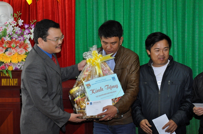 Đoàn Thanh niên PVC thăm tặng quà công nhân nghèo