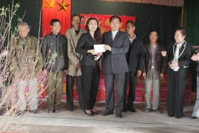 Phó Chủ tịch nước Nguyễn Thị Doan tặng quà Tết tại Hà Nam