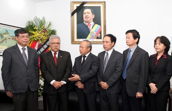 Tập đoàn Dầu khí Quốc gia Việt Nam viếng Tổng thống Hugo Chavez