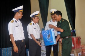BSR tặng quà chiến sĩ Trường Sa