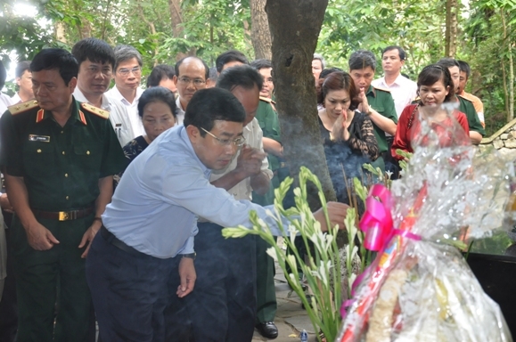 Lãnh đạo PVN dâng hương tại khu di tích Đá Chông