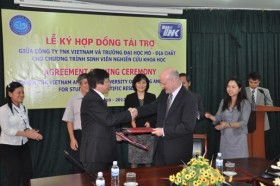 TNK Việt Nam tài trợ 418 triệu đồng cho sinh viên Đại học Mỏ - Địa chất
