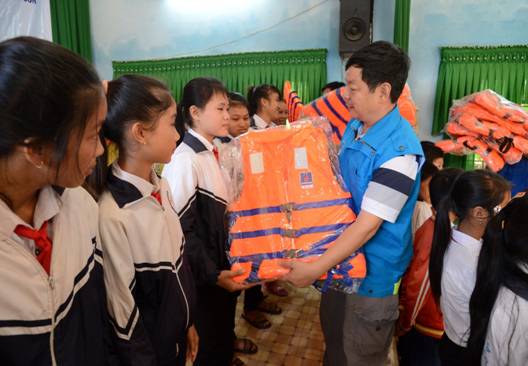 BSR tặng 3.000 áo phao cho học sinh vùng lũ