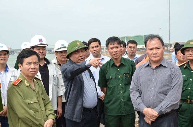 Phó Thủ tướng chỉ đạo chống bão tại NMLD Dung Quất