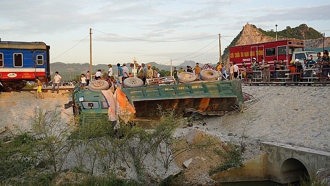 tau khach bac nam tong oto tai tam giu 2 nhan vien gac chan