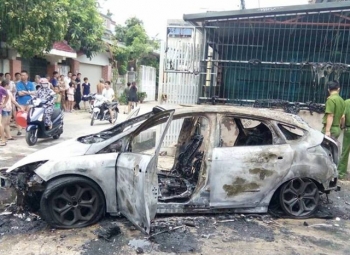 Xe ôtô biển Hà Nội bốc cháy ở Thanh Hóa