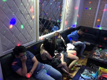 "Đột kích" tụ điểm karaoke, phát hiện 16 nam nữ phê ma tuý