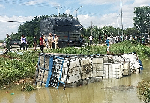 oto tai tong lien hoan o binh duong 3 nguoi chet