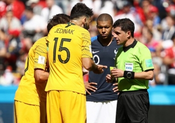 FIFA gây tranh cãi khi chỉ định trọng tài trận Pháp vs Bỉ