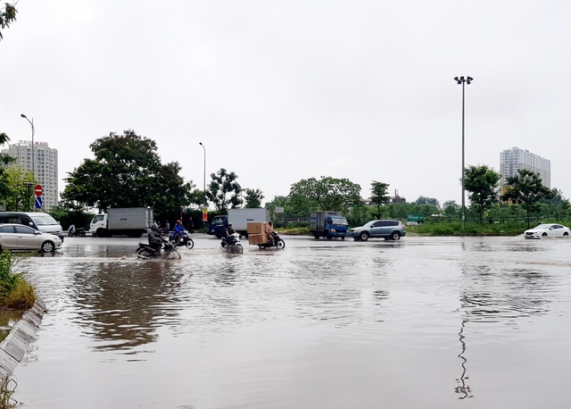 Đại lộ Thăng Long "biến" thành sông sau cơn mưa lớn