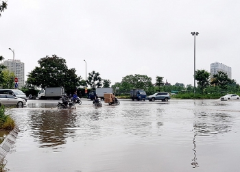 Đại lộ Thăng Long "biến" thành sông sau cơn mưa lớn