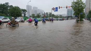 Hà Nội: Mưa lớn, phố lại biến thành sông