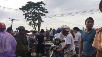 Nam Định: Ôtô chở 4 người biến dạng sau va chạm với tàu hỏa