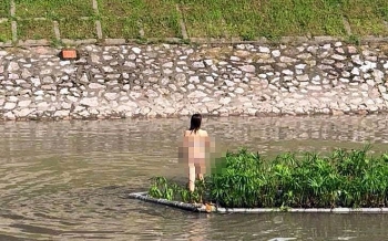 Cô gái trẻ cởi đồ bơi ra giữa sông Tô Lịch nhảy múa do thất tình?
