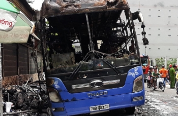 Ôtô khách giường nằm bốc cháy dữ dội giữa phố Sài Gòn