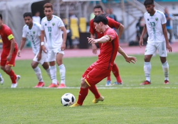 Việt Nam sắp đấu Bahrain, Công Phượng luyện đá 11m