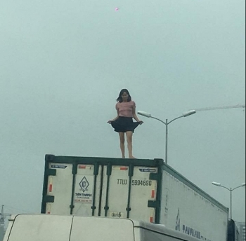 Người phụ nữ nhảy múa "tưng bừng" trên nóc thùng container