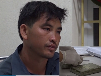 Lào Cai: Bắt kẻ vận chuyển 2 bánh heroin giấu trong cạp quần