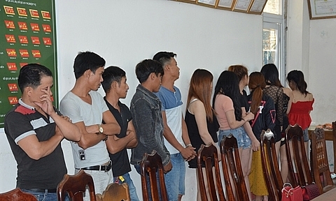 Quảng Nam: Phát hiện 34 trai gái phê ma túy trong quán hát