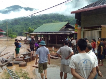 Nghệ An: Nước ngập ngang nóc nhà, dân nháo nhác di tản