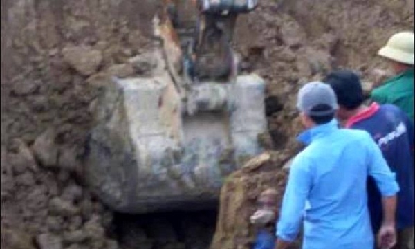 Nghệ An: Đang làm dưới mương nước, người đàn ông bị đất vùi lấp