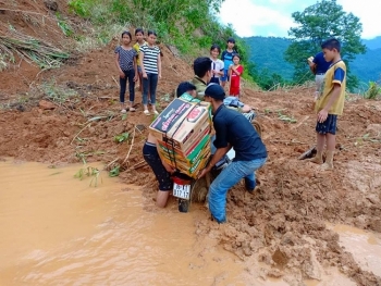 Băng rừng, vượt sông mang nhu yếu phẩm đến tâm lũ Mường Lát