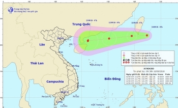 Áp thấp nhiệt đới gần biển Đông có thể mạnh lên thành bão