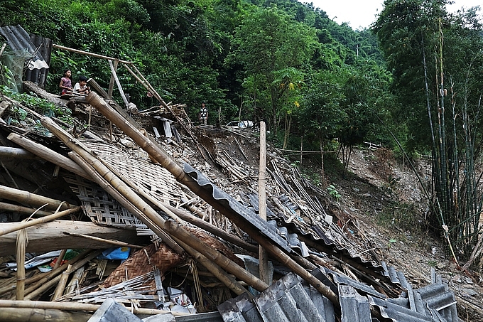 thuy dien xa lu cuon troi hang chuc ngoi nha