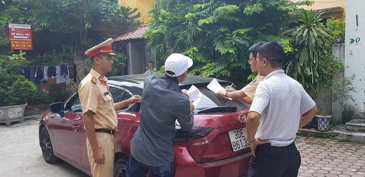 Tạm giữ chiếc Mazda "náo loạn" trên phố Hà Nội để điều tra